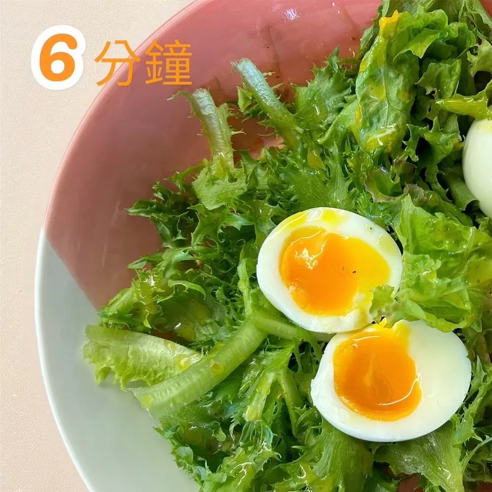 煮 6 分鐘的放牧雞蛋配生菜