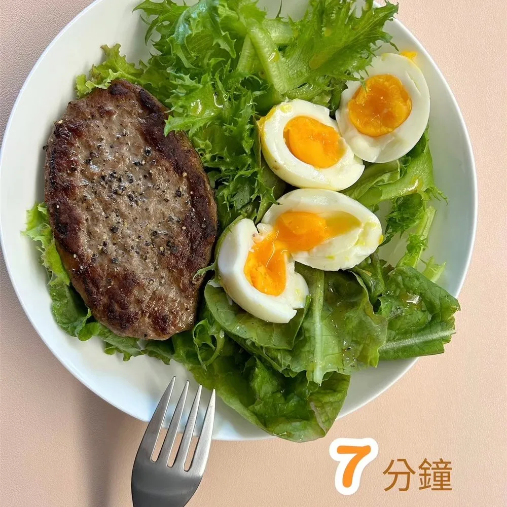 煮 7 分鐘的放牧雞蛋配生菜與漢堡排